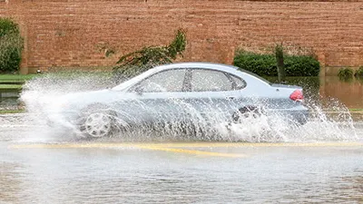 Aquaplaning : comment l’éviter et savoir réagir