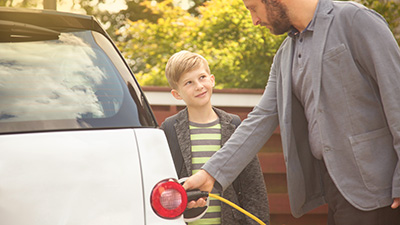 Quelle assurance pour une voiture électrique, hybride ou connectée ?