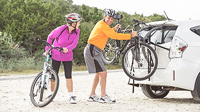Transport et remorquage de vélos, scooter ou un bateau : quelles règles et quelles assurances ?